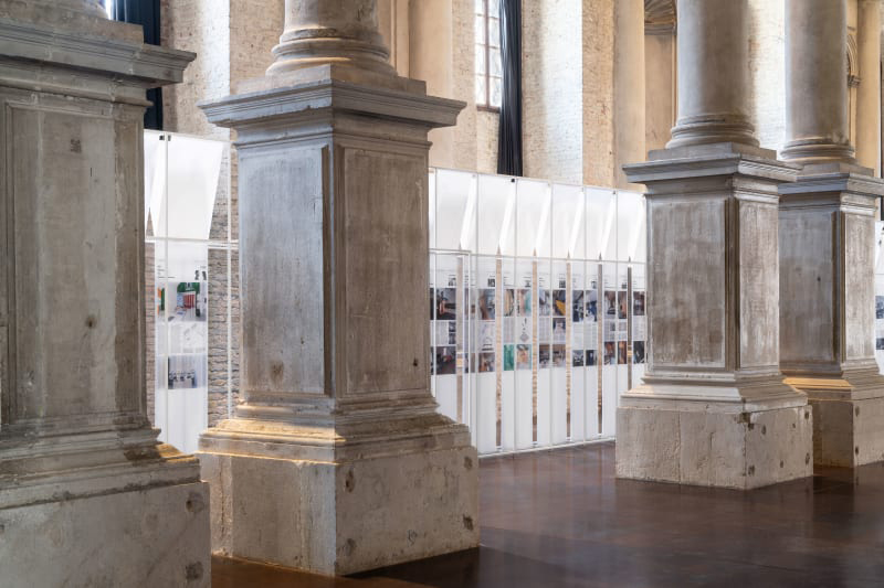 Casaplatform (particolare rapporto base colonna-tele), SET, Biennale Venezia, 2021, foto di Marco Cappelletti