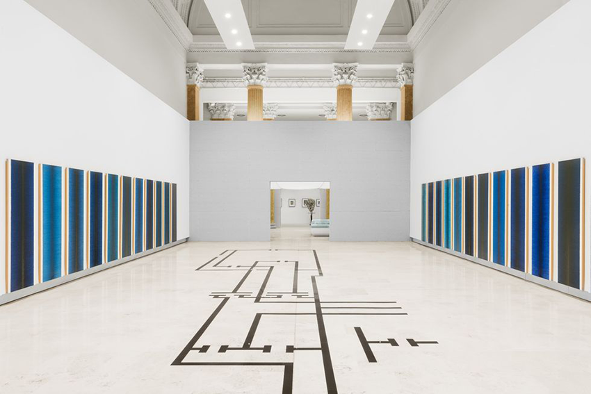 exhibition architecture at Art Quadriennale, Alessandro Bava, Roma, 2020. Al centro, Micol Assaël; alle pareti, Irma Blank; fotografia di DSL Studio