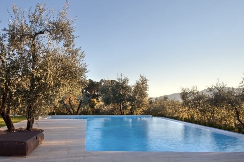 Casolare tra gli olivi con piscina e dependance, MIDE Architetti, Lucca, 2017